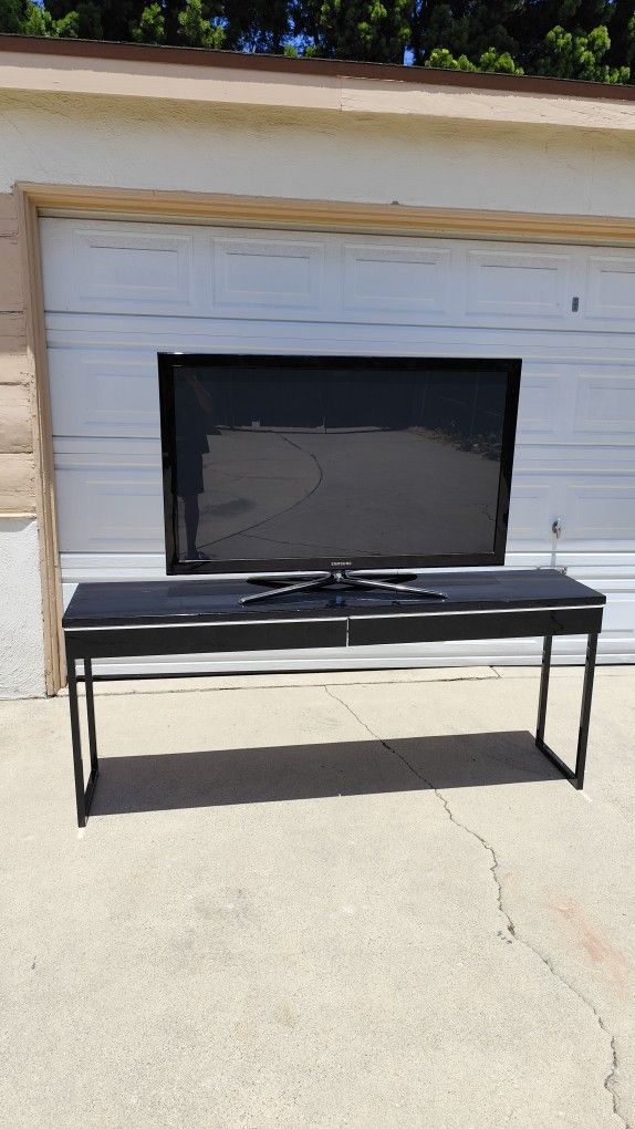 50" Plasma TV + Console Table - Great Setup!