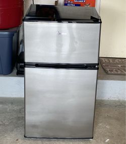 REFRIGERATOR, MINI – $150 MIDEA 3.1 CU FT. MINI FRIDGE WITH FREEZER – STAINLESS STEEL – ENERGY STAR – MODEL MRM31D2BST
