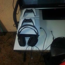 1TB PS5 Disc Version Bundle /W/ 2 Controllers.