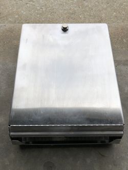 Paper towel dispenser