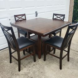 DINNING TABLE 46 X 46 AND 4 CHAIRS (EXCELLENT CONDITION)