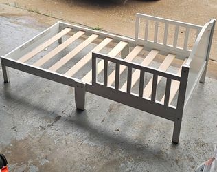 Toddler bed