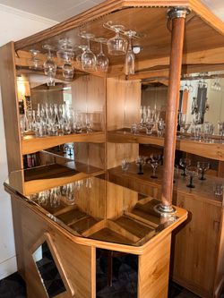 Classic Bar and stools / Barra clásica y bancos