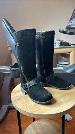 Black imitation suede Earth Origins brand boots