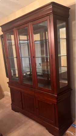 Broyhill China cabinet\display hutch – beautiful, traditional wood, and glass