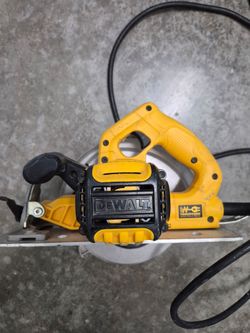 Dewalt DWE575 7-1/4 in. Next Gen Circular Saw Kit (