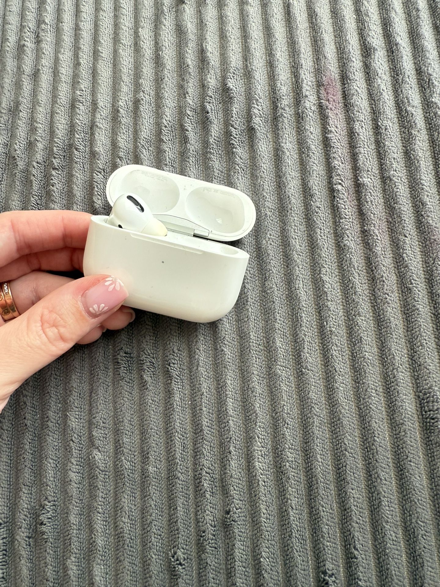 Apple AirPods Pro 2 with case (One earphone left )