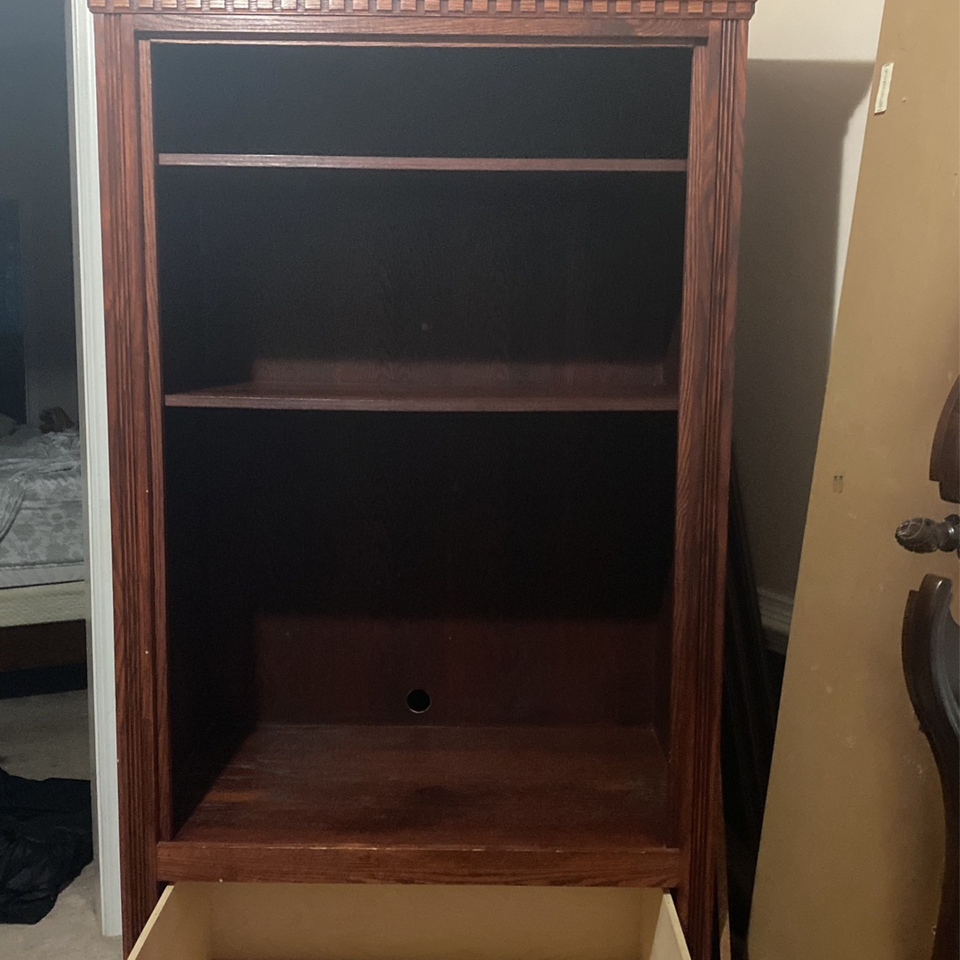  FREE  FREE  Entertainment /bookshelves / Storage  Unit