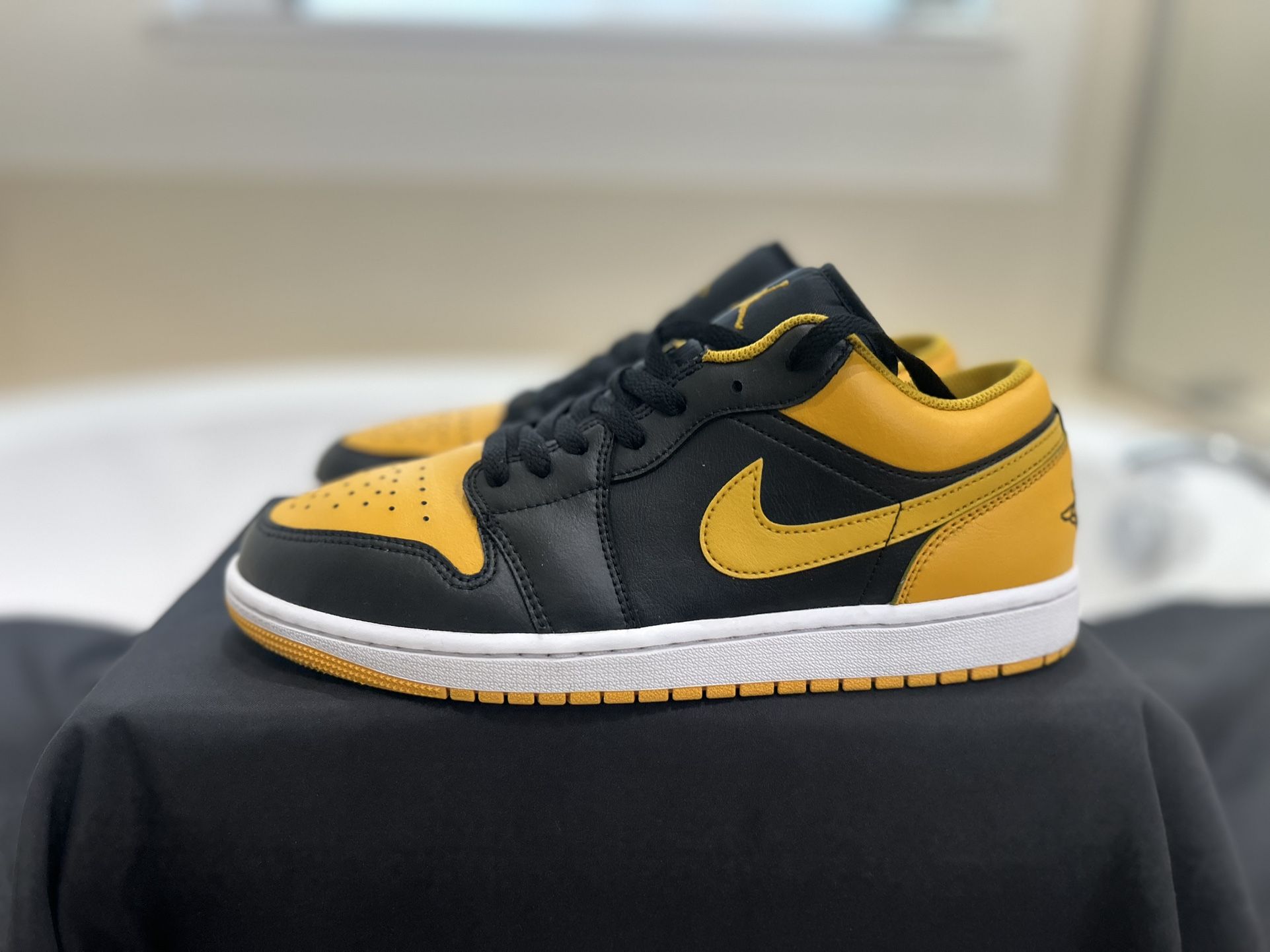 Air Jordan 1s Low Size 9.5m. 89$