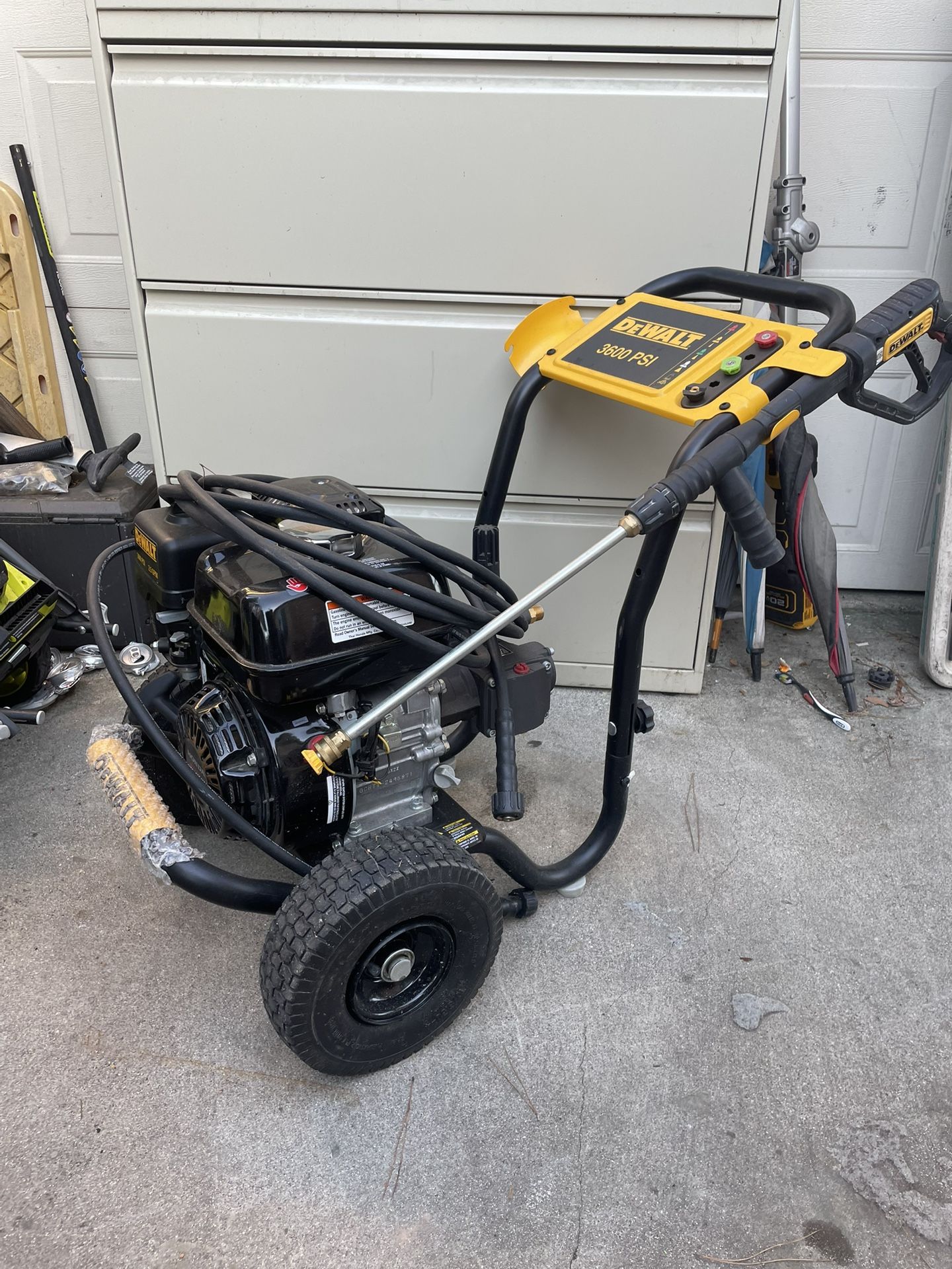 DEWALT 3600 PSI 2.5 GPM Gas Cold Water Professional Pressure Washer with HONDA GX200 Engine