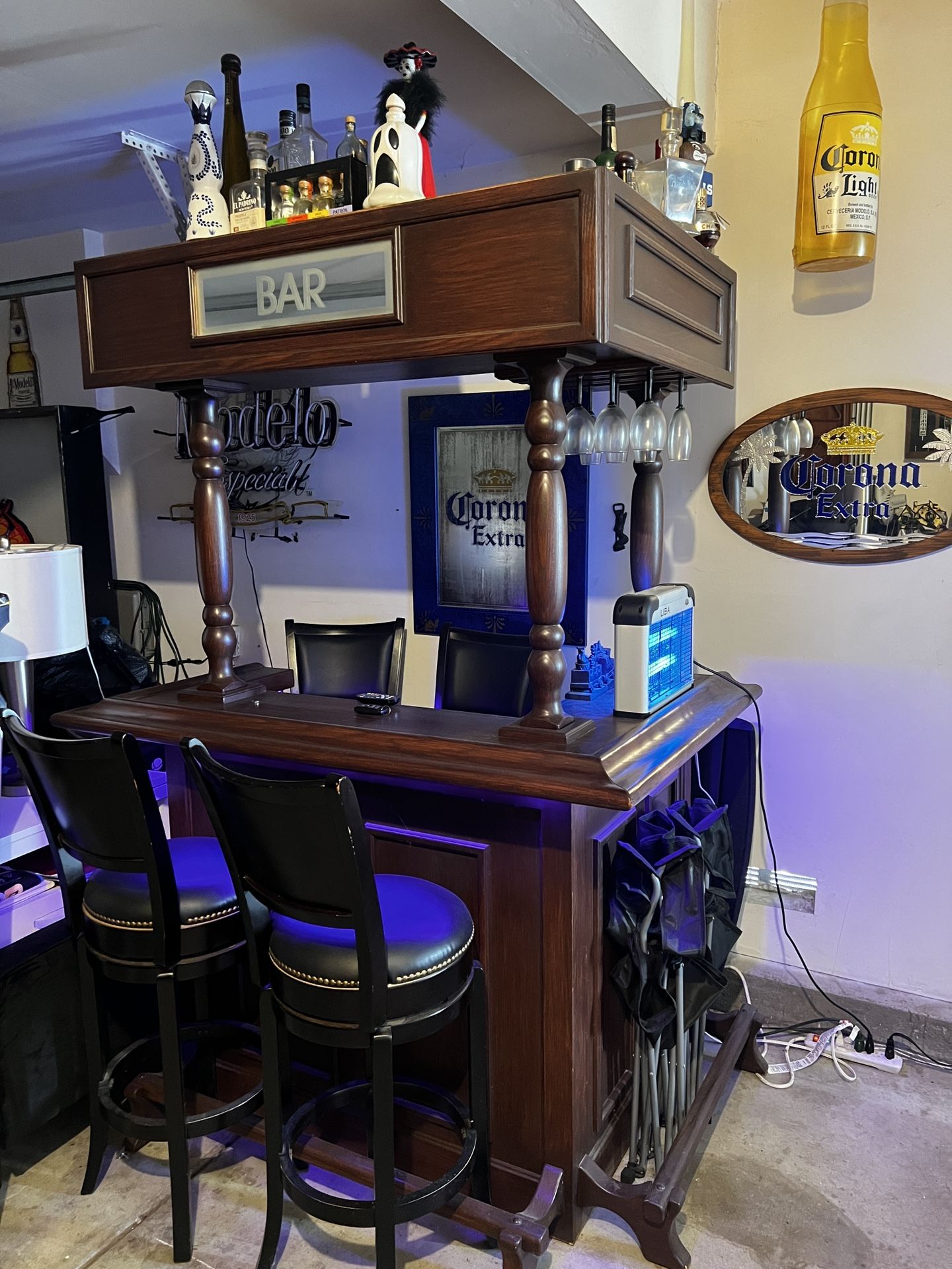 Wooden Bar/ Full Bottom & Top/ 4 Bar Stools / No delivery