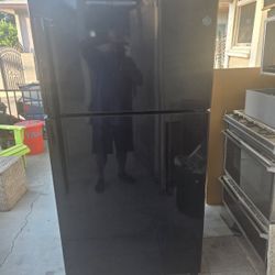 GE® 21.9 CU. FT. GARAGE READY TOP-FREEZER REFRIGERATOR