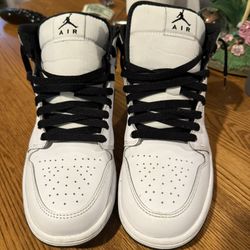 Jordan 1 Mid Black White 