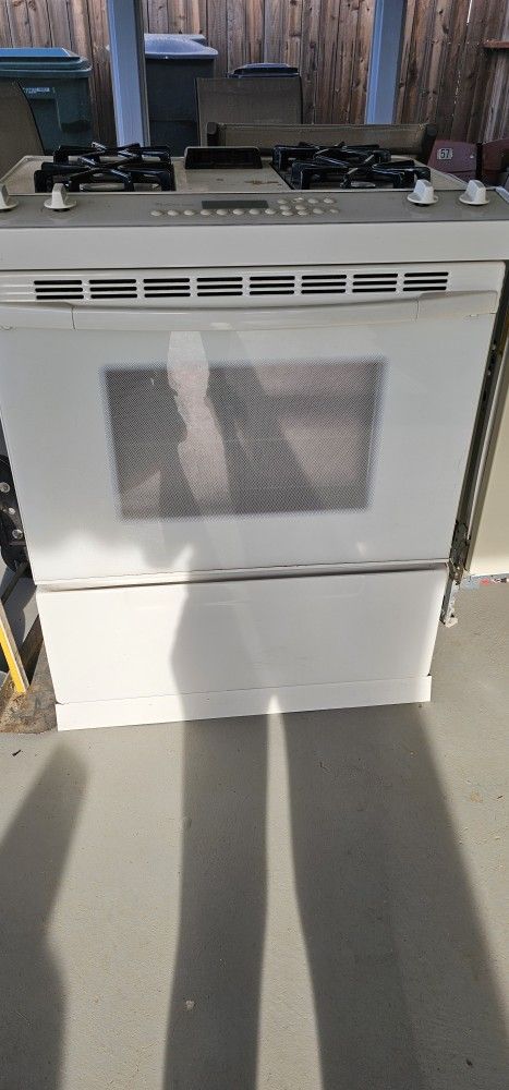 Gas Stove/Oven & Dishwasher