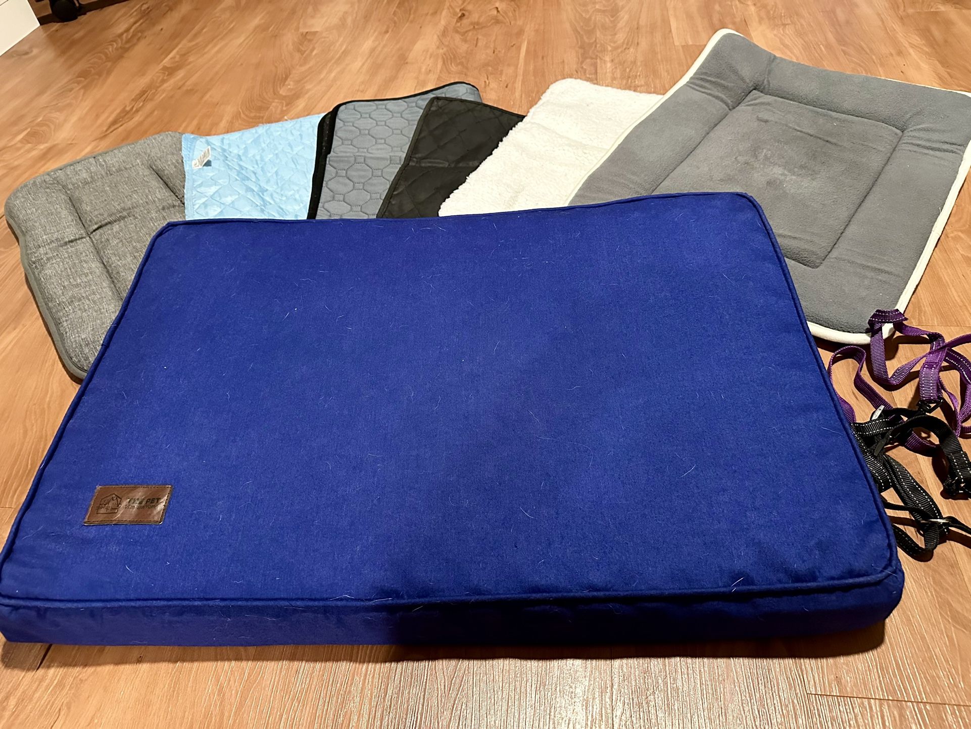 Flat Bed (29.5” x 20”) for Dogs / Cooling Pads (Beaverton pickup) $20