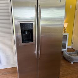 GE Refrigerator 36” Ice Maker and Water Dispenser 