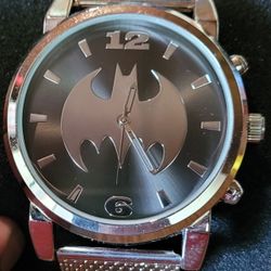 Batman Arkham City Silver Edition Steel Band Men's Watch Certified DC & WarnerThis collectible wristwatch is the perfect addition to any Batman fan's 