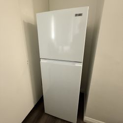 Vissani 10.1 cu. ft. Top Freezer Refrigerator in White