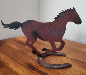 Vtg Metal Horse Standing On Diamond O Pony Horseshoe Western/Rustic Decor Art