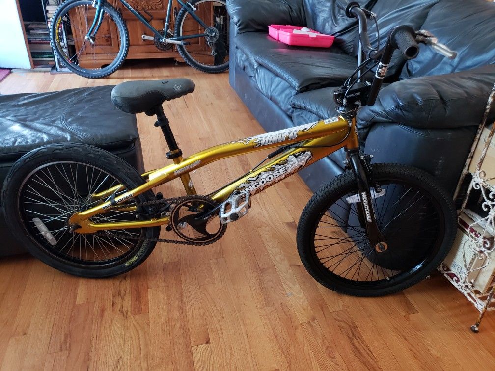 MONGOOSE HOOP D BMX BIKE