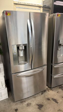 LG 33" STAINLESS STEEL COMPACT FRENCH DOOR REFRIGERATOR WITH ICE AND WATER DISPENSER