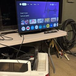 28 Inch TCL Smart Tv With Remote Control 