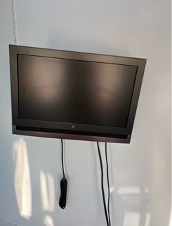 Free working TV and wall mount (Encinitas) with dvd compatible wires to hookup