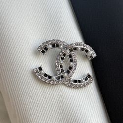 Fashion Silver tone black and white metal Brooch Pin.