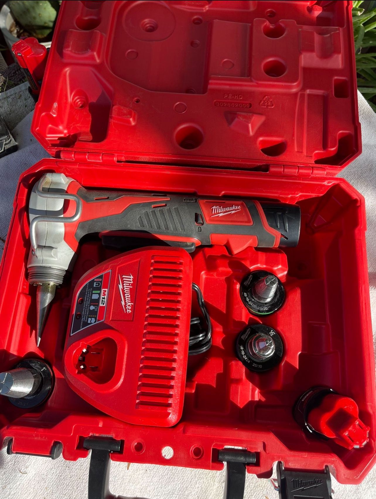 Milwaukee M12 12-Volt Lithium-Ion Cordless PEX Expansion Tool Kit with (2) 1.5 Ah Batteries, (3) Expansion Heads and Hard Case