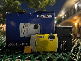Olympus Stylus 850 SW 8.0MP Digital Camera