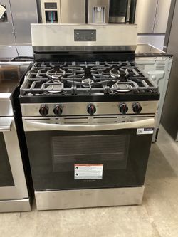 Frigidaire 30 in 5.0 cu.ft. 5 Burner Freestanding Gas Range with Self Cleaning Oven New Scratch and Dent