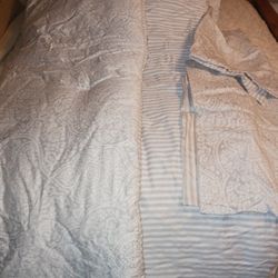 Very Nice Reversible Gray And White Comfoter With Shams