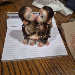 Vintage Bradley Exclusive Kissing Monkeys On Bench Figures 