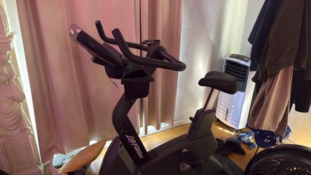 Life Fitness Upright Exercise Bike
