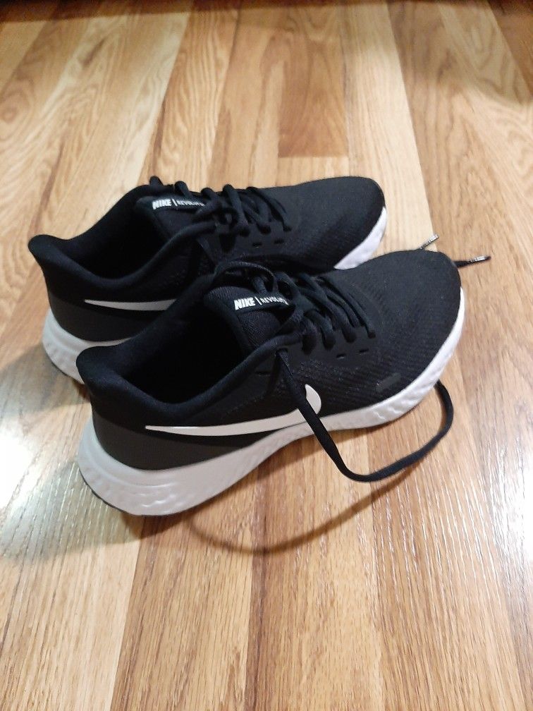 Nike Gym Shoes Size 6