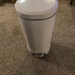 Munchkin Step Diaper Pail with Arm and Hammer odor control