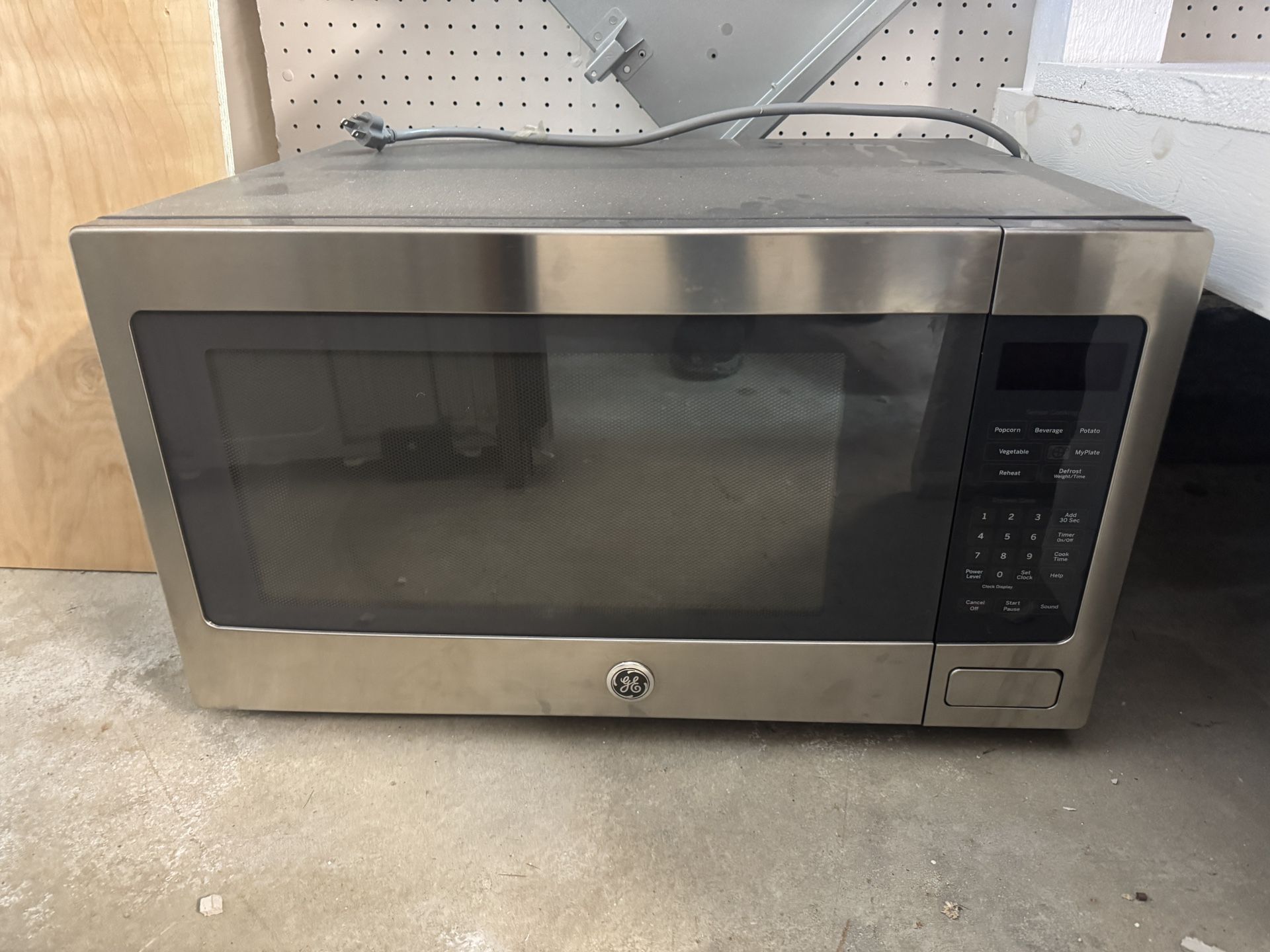 GE Built in Microwave With Trim Kit 