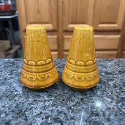 Ceramic Vintage Homer Laughlin Golden Harvest Pair of Salt and Pepper Shakers Set.  Amber Honey color with scalloped design.  Preowned 