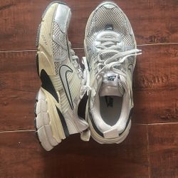 Grey / White Womens Nike Size 6.5 