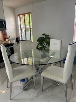 Glass table with chairs/ Mesa de crystal con sillas