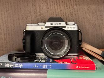 Fujifilm X-T200 Mirrorless Camera with 15-45mm Lens