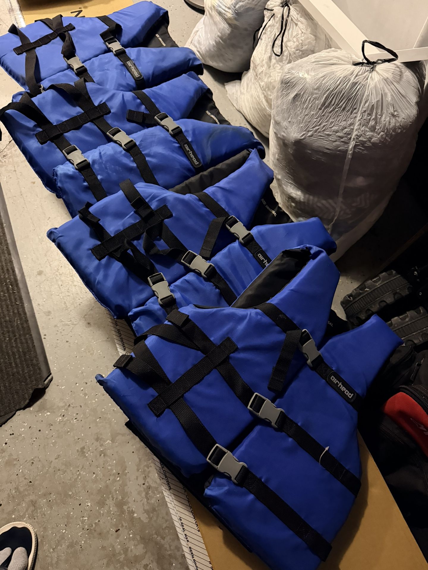 4 Airhead life jackets -Size universal (Like new)