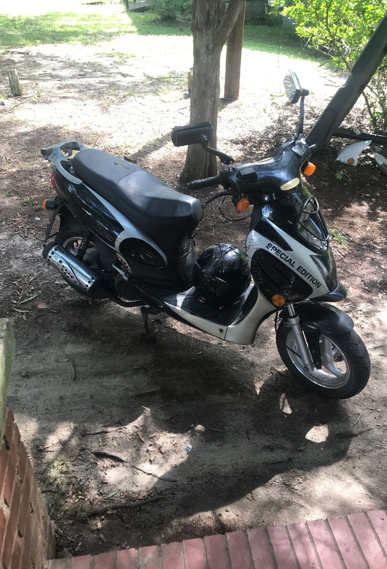 Scooter for sell nunthing wrong with it brand new throttle cable brand new battery brand new carburetor radio in the mirror