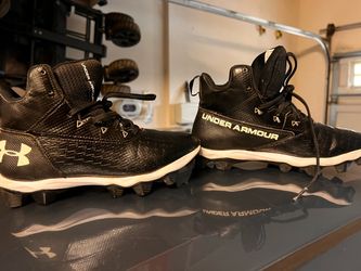 Under Armor Football Cleats Kids Size 4.5 Like New
