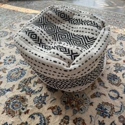 Furniture: Poof/ottoman
