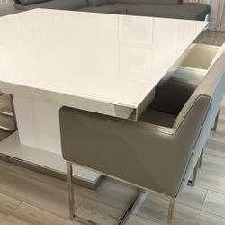 FOR SALE: TABLE + 4 CHAIRS – EXCELLENT CONDITION