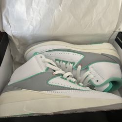 womans air jordan retro 2