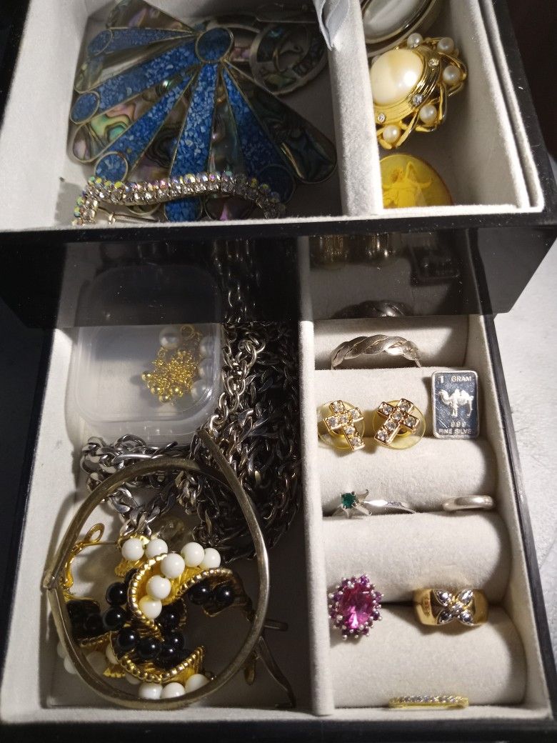 Jewelry box full Of silver