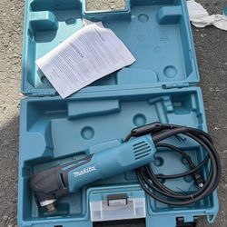 Makita 3 Amp Corded Variable Speed Oscillating Multi-Tool Kit With Blade, Sanding Pad, Sandpaper, Adapter, Hard Case