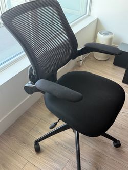 Black Mesh Office Chair with Armrests